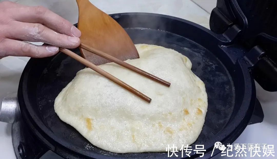 以后鸡蛋饼就这么做，教你简单做法，个个鼓大泡，一次成功不失败