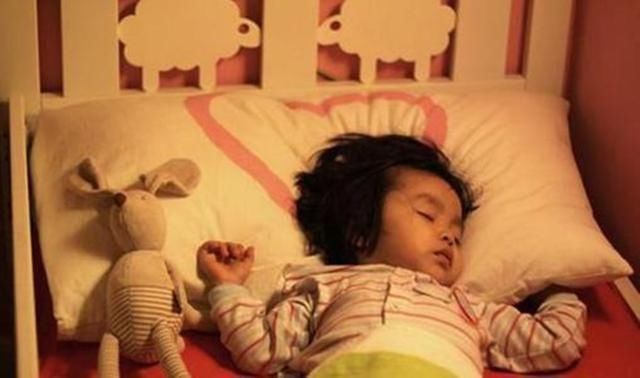 淘气|宝宝睡觉总爱“滚来滚去”，并非跟家长对着干，而是有“苦”难言