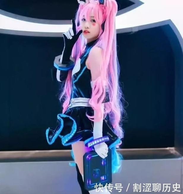 安琪拉|萝莉05后COS安琪拉,“阴阳袜”成功抢镜,家长一脸担忧