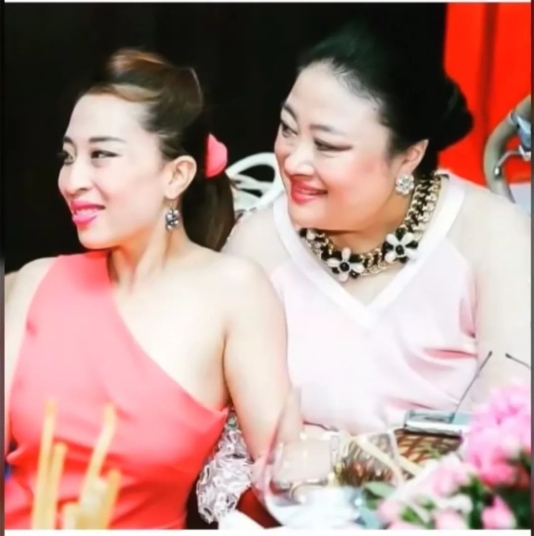 玛哈|玛哈国王休妻有惯招！都是先捧后摔，她是捧得最高摔得最狠的一个