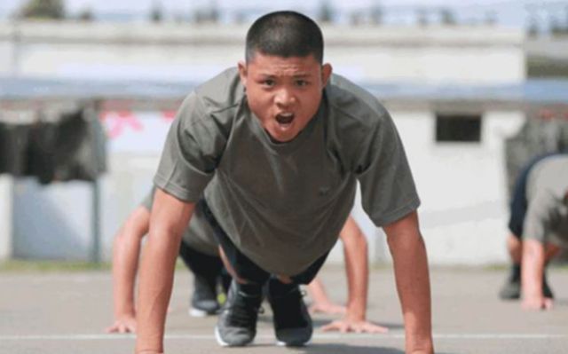 士兵|部队中,士兵做多少个俯卧撑才算及格?此记录至今无人能破