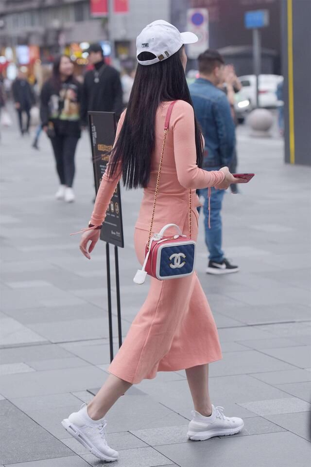 身材高挑|街拍：修身连衣裙，独特裙摆，展现出你的独特美丽