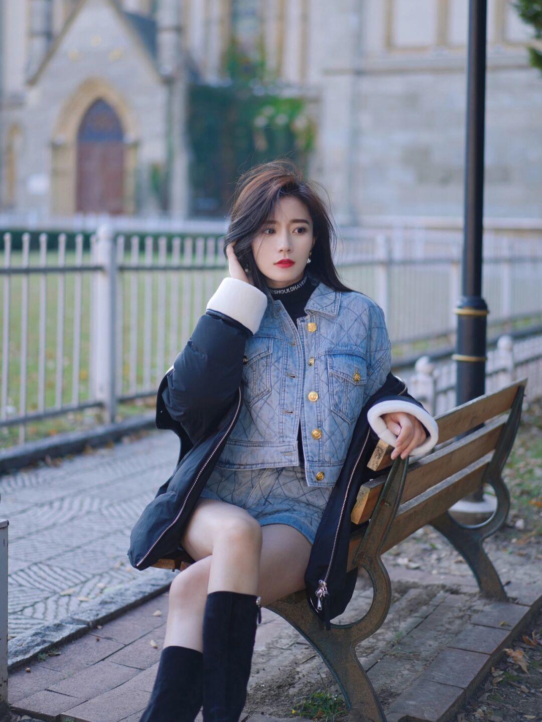 时髦 冬季会穿“牛仔套装”更时尚，拒绝扮嫩，又酷又飒才是真的美！