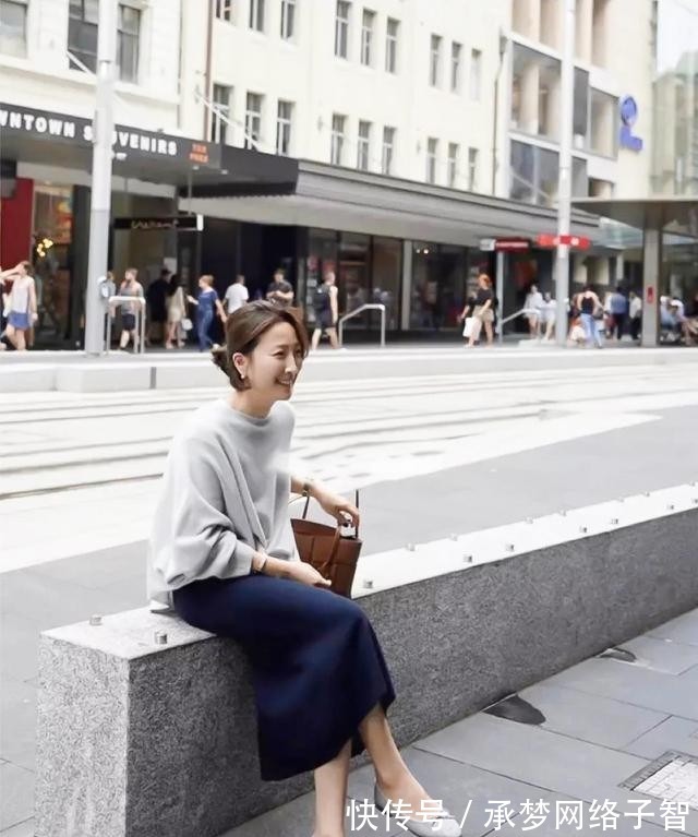 一衣 中年女人秋季穿搭越简约越高级,不信看这位博主,舒适大方显气质