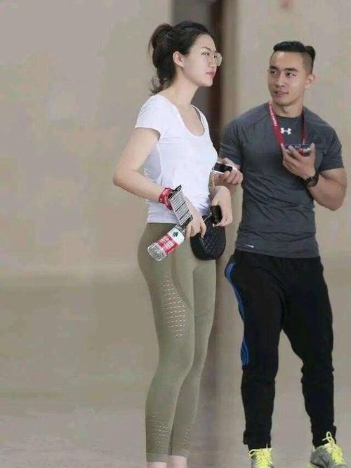 长裤 姣好的容颜搭配一条温柔的瑜伽裤，把身姿的美感放大，简约优美