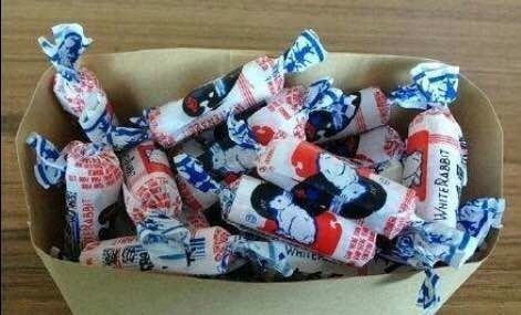 奶糖|孩子放学的路上捡到一盒大白兔奶糖,父母看后,赶紧报了警