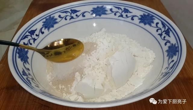 面团|2个鸡蛋,半斤面粉,不蒸馒头不烙饼,酥到掉渣,看着就流口水了