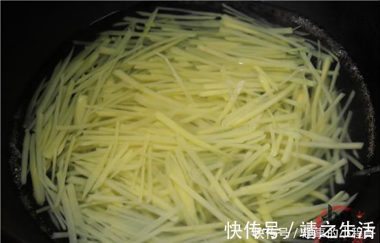 烧肉|土豆别炒土豆丝了，多加1根黄瓜，简单一做，比吃红烧肉还下饭