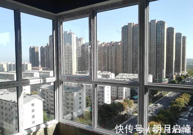 塑钢窗|越来越多人阳台不装塑钢窗了,头次见装它代替,感叹太实用了