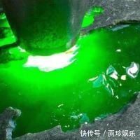 花1800元网购一块上亿的玻璃种帝王绿,刀开切后,我笑的合不住嘴