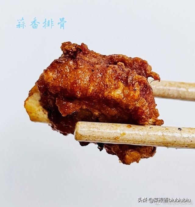 辣椒粉|蒜香排骨，趁热吃，鲜香爽口也可撒上少许辣椒粉调味??