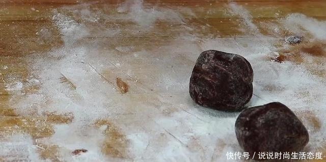 好吃|面粉里打4个鸡蛋，不用水，不油炸，比面包还好吃，上桌就抢光