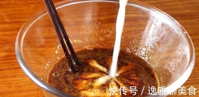 1个鸡蛋,一点糯米粉,这样做出来的年糕吃着过瘾,一口一个