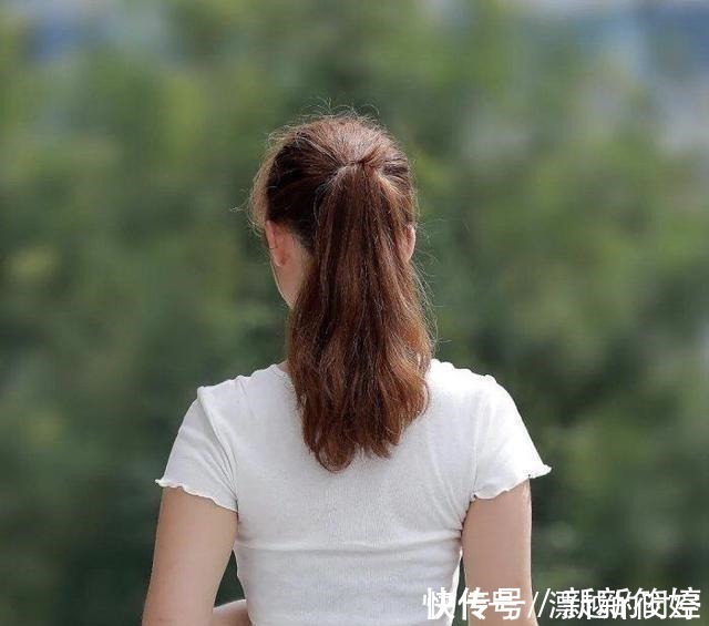 骨感 美女的时尚造型,露脐背心搭配牛仔裤,塑造苗条身材