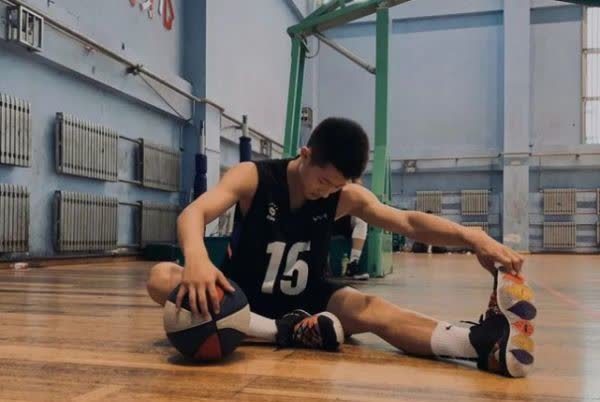 男孩|14岁男孩身高已有183cm,儿科医生:4种食物是入秋“长高王”