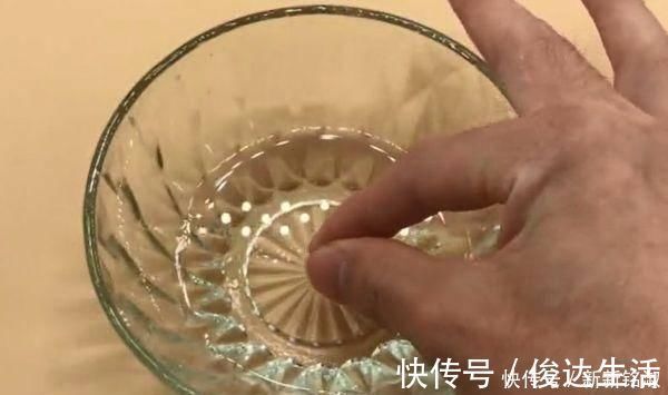 妙招|手指被502胶水粘住了别着急只需要泡一泡，胶水立马融化