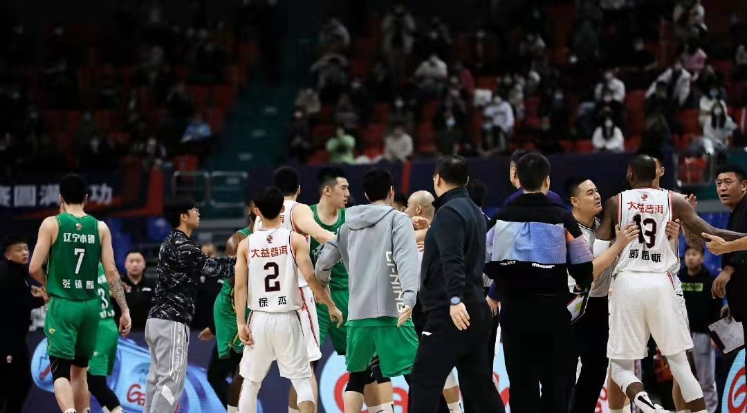 杨鸣|韩德君停赛6场,罚款200000元人民币!大韩被打出血,可以歇歇了