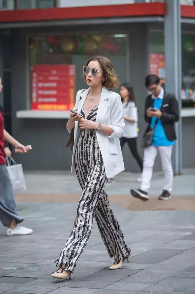 腰肢 波点的短款连衣裙,凸显出纤细的腰肢,演绎时尚的甜美范儿