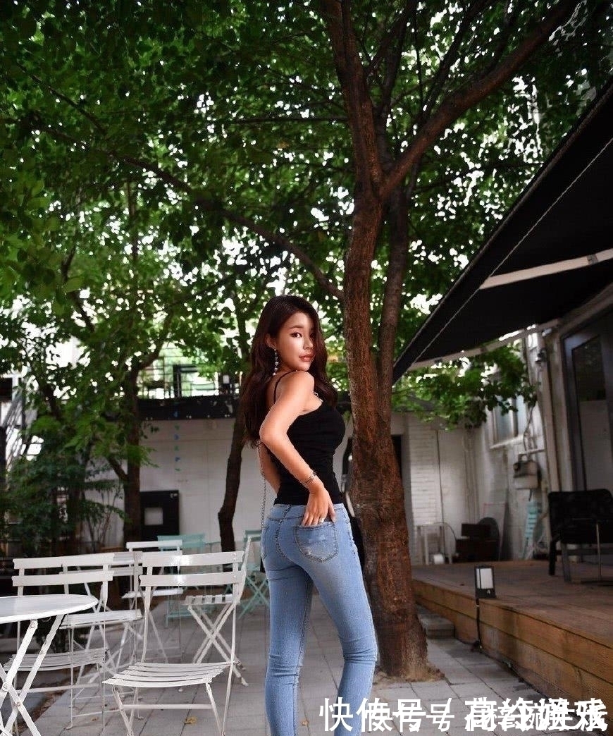 大长腿 紧身牛仔裤具有良好的修身显瘦效果,爱美女性的必备