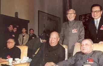 豪爽|他是开国上将,性格豪爽喜欢喝酒,陈赓笑称他是流氓司令