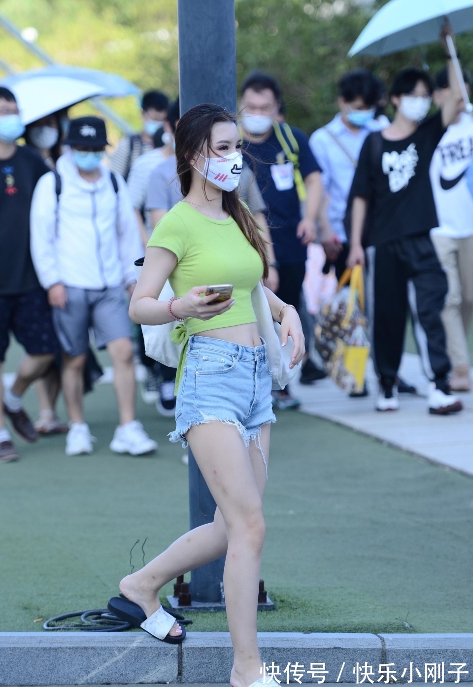 短袖|小姐姐身穿一件绿色的短袖,搭配一条牛仔短裤,看上去时尚可爱