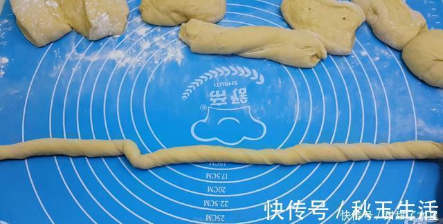 面粉别只会蒸馒头了,加3个鸡蛋,做出创意小吃,比蛋糕油条好吃