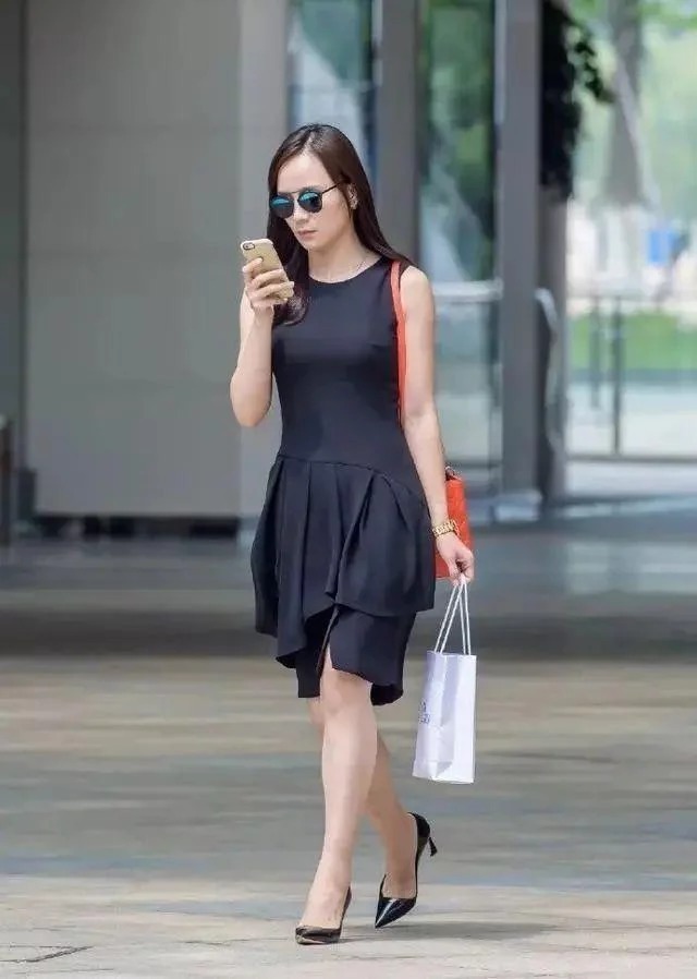 街拍:成熟美女的靓丽穿搭,气质完美风格多变,透出满满的女人味