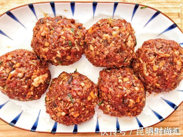 汁水|红烧狮子头的家庭做法，个大饱满汁水多，好吃不腻真解馋，零失败