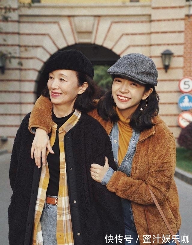 直筒裤 “神仙母女”真是叠穿高手，羊羔毛外套+衬衫+打底衫造型，美炸了