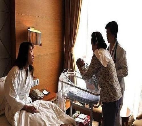 宝宝|妈妈发现“带红色”纸尿裤,月嫂称婴儿生理期,检查后得知原因