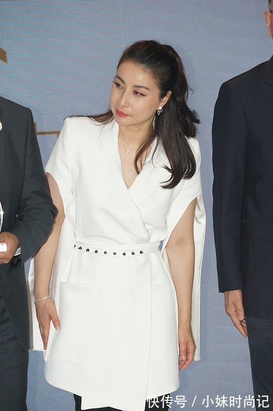 穿搭 郭晶晶穿得太简约,白色垫肩裙装搭配黑裤,看着真没“阔太”架子