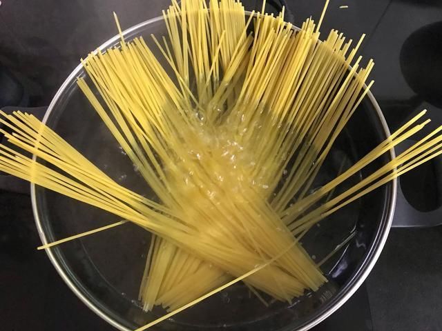 南瓜糊|煮意面要不要过凉水？学会小技巧，面条不坨不黏，Q弹爽滑有嚼劲
