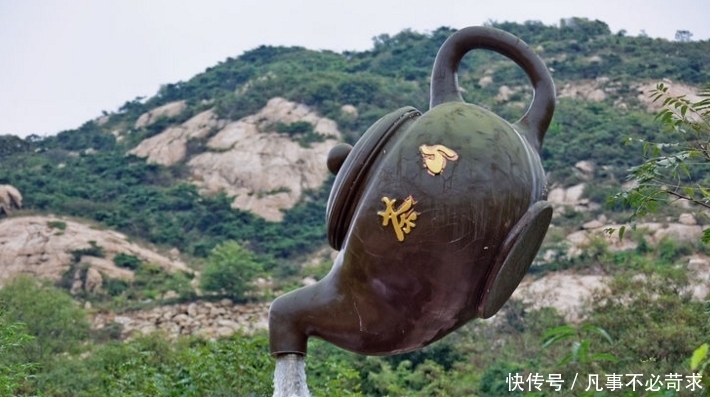 青岛景区现神奇水壶，悬空自立流水不止，乘客络绎不绝