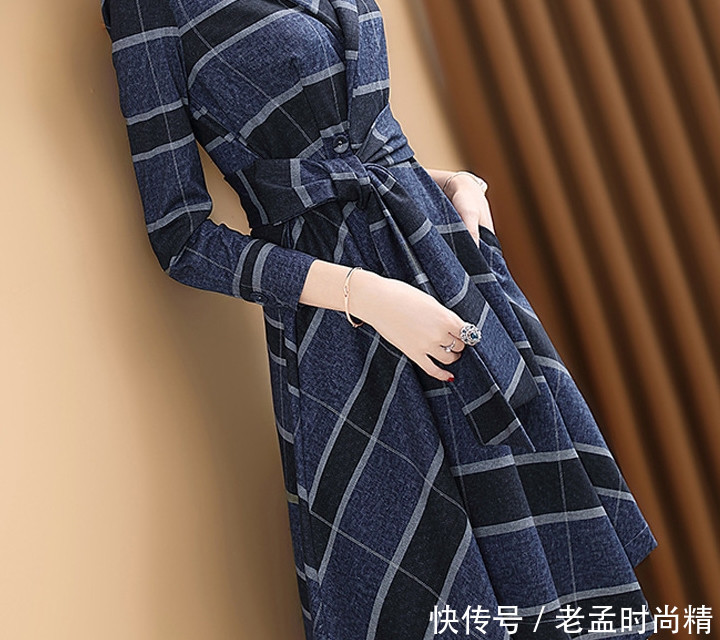 不得不说: 这秋衫的确漂亮, 适合各种身材女人, 气质高雅减龄