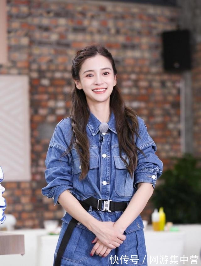 Baby证实录制新一季的跑男,黄白运动裙太嫩,长卷发如娃娃!