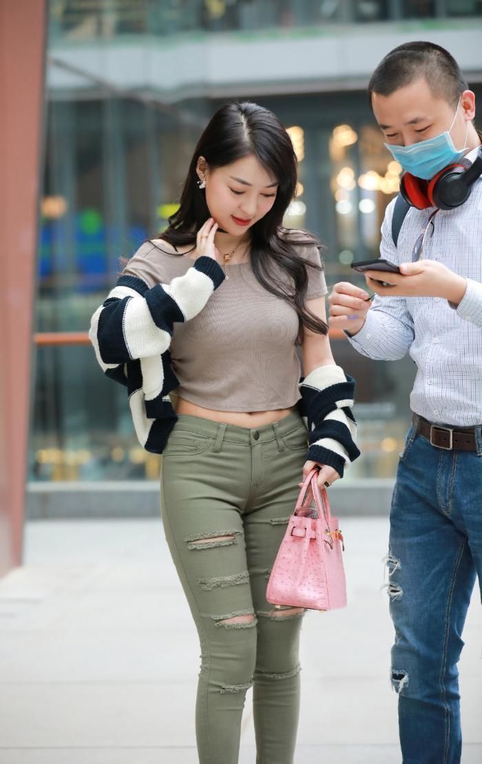 牛仔裤|现在牛仔裤流行破洞,美女一下子扣几个,果然成时髦达人