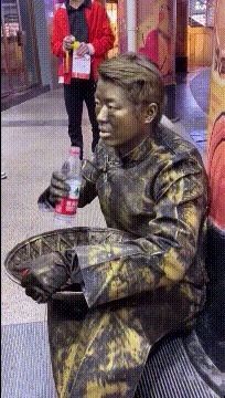 |搞笑GIF:本以为两个人要摔跤,再一看原来是在切磋跳舞