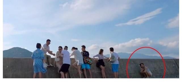 邹凯|妻子团沙滩玩游戏，蒋勤勤秦海璐长裙保守，吴宣仪露背吊带惹争议