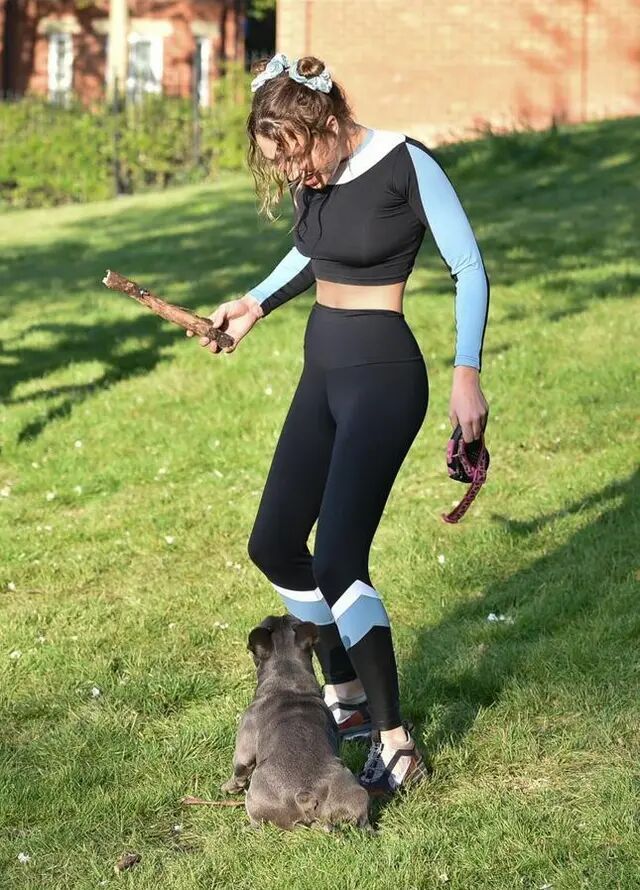 紧身衣|乔治亚·哈里森遛狗,身着蓝色紧身衣,哪吒发型超减龄