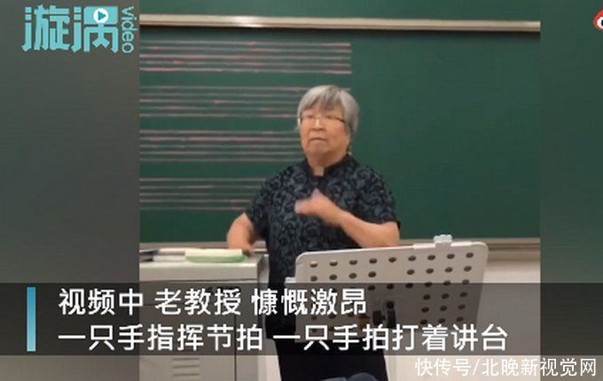  秧歌|76岁女教授激情指挥大合唱，网友：艺术可爱，奶奶也可爱