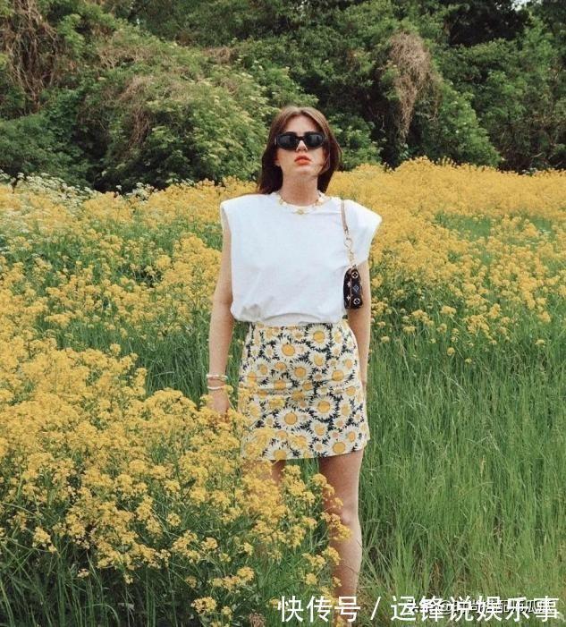 碎花裙 T恤下面最好不要穿裤子,今年流行这样穿,时髦显高很适合小个子