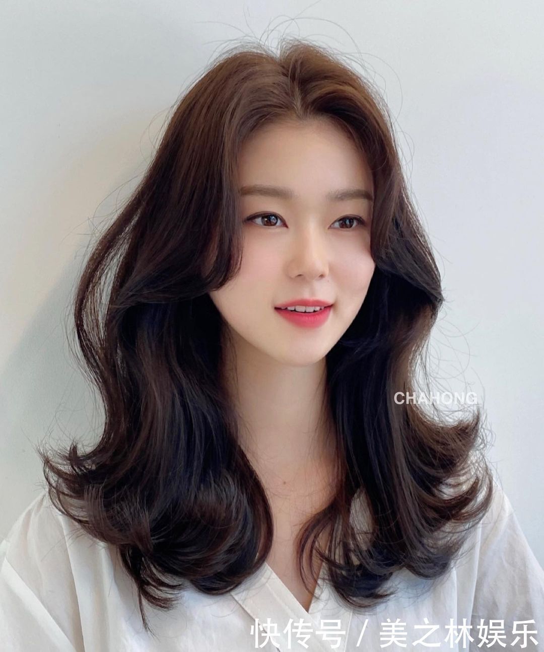 发型 秋冬女发别乱剪了,新时尚发型27款送给大家,无论长短都心动