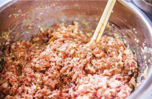 饺子|拌饺子馅时,只懂放油可不行,牢记4个窍门,饺子馅鲜嫩还多汁