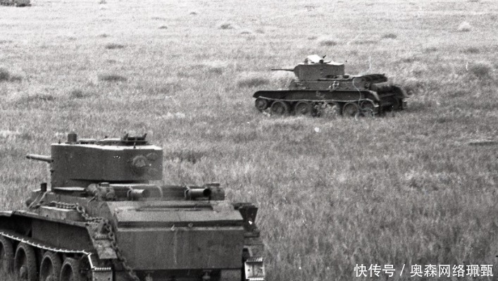 新奇|诺门罕战役老照片，苏军缴获的日军武器，一脸新奇的样子