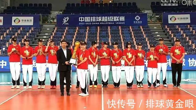 女排联赛|女排联赛颁奖仪式简陋寒酸!无领奖台,限制人数,外援因超员缺席