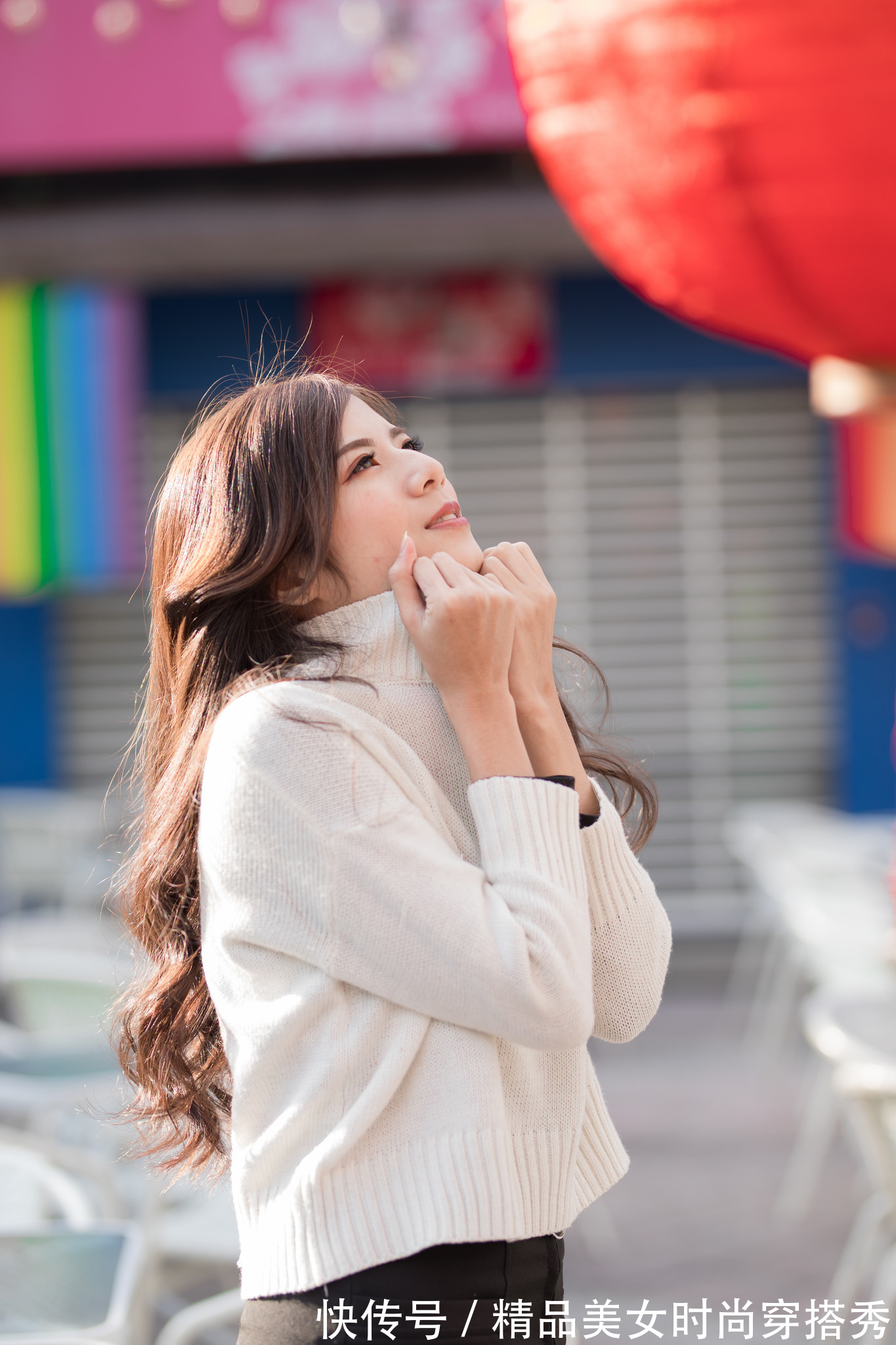 搭配|纯白色宽松毛衣，搭配一条半身裙，再配上松糕鞋，穿出不一样的美