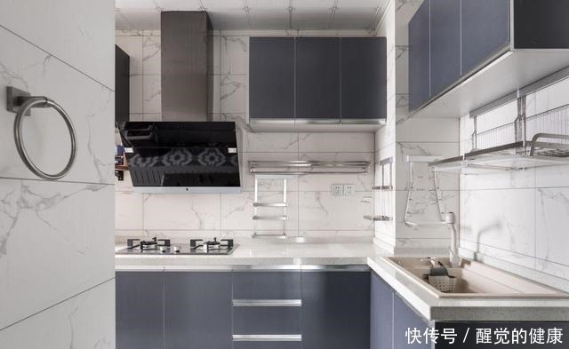 一进玄关就让人眼亮一眼,这套装修太漂亮了,清爽活泼还有点轻奢!