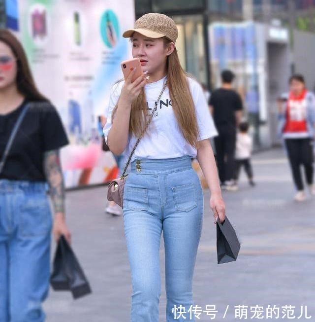 牛仔喇叭裤 白色t恤配牛仔喇叭裤,休闲时尚,富有个性,远离路人感!