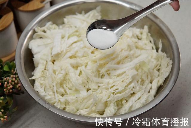 饺子|做白菜馅饺子,调馅时多加一步,白菜不出水,不缩成团,饱满多汁