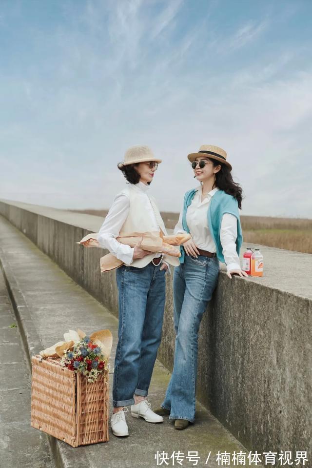 晓晓 中年女人旅游少披花丝巾，太俗了，学三木母女素雅一点更显气质